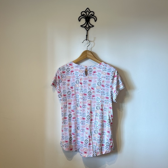 Adorable summer travel shirt. Layla brand, size Women’s L,cute post stamp emblem - Picture 4 of 5